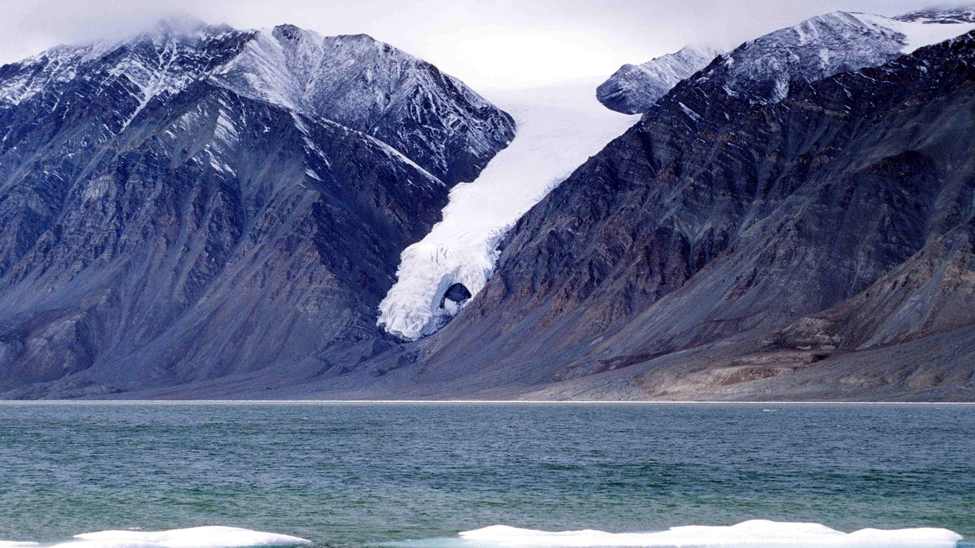 El parque nacional Quttinirpaaq, en Canadá y a menos de 800 kilómetros del Polo Norte, sólo admite acceso estival con vuelo chárter desde Resolute Bay a Tanquary Fiord