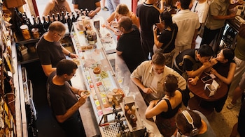 En Barcelona puedes encontrar el lugar perfecto para disfrutar un vermut y aperitivos
