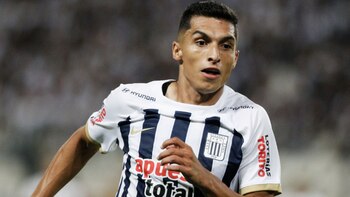 Kevin Serna lleva un gol