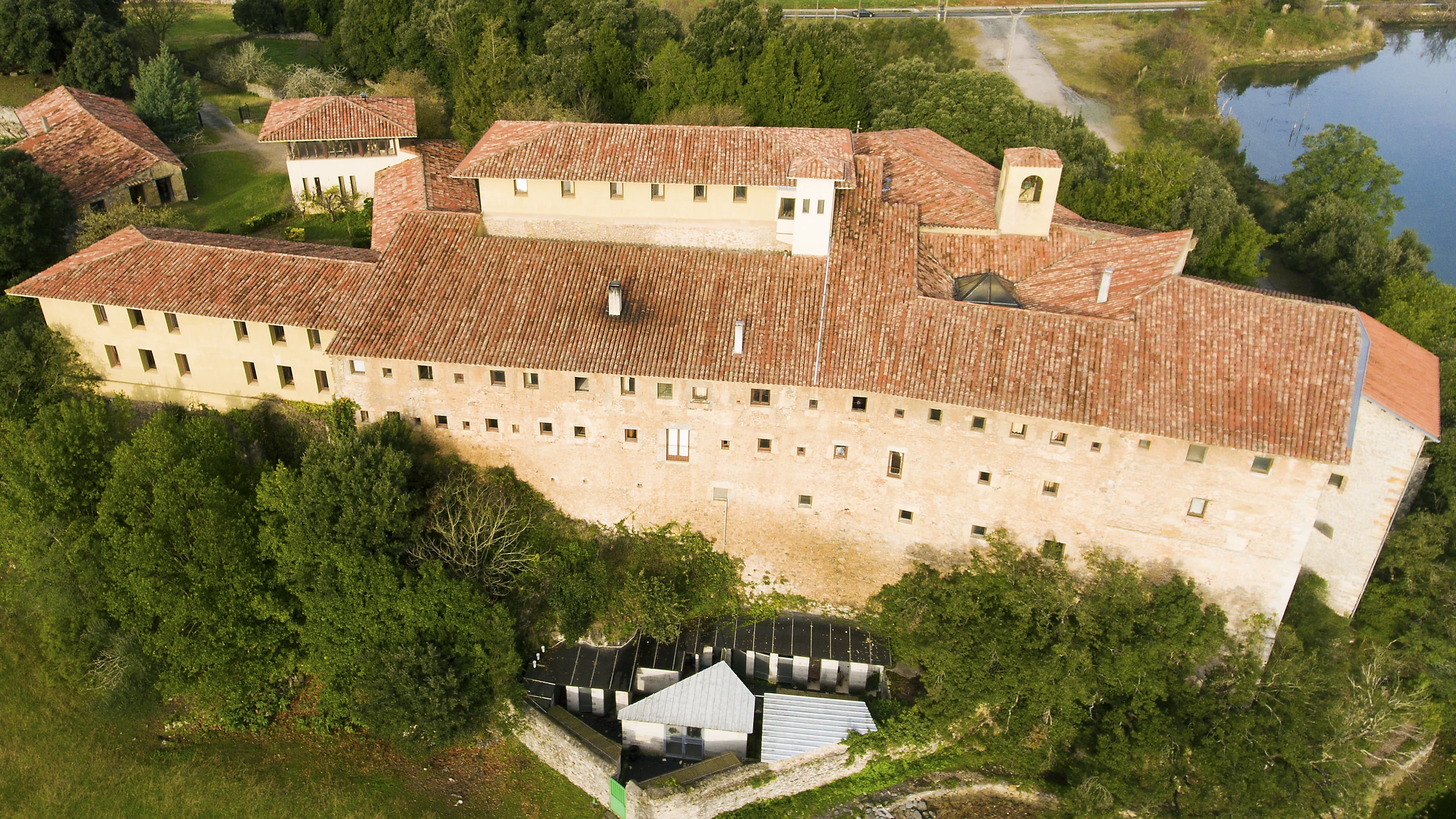 Entre marismas y leyendas: así es Montehano, el monte que dejó de ser isla para convertirse en santuario ecológico y espiritual
