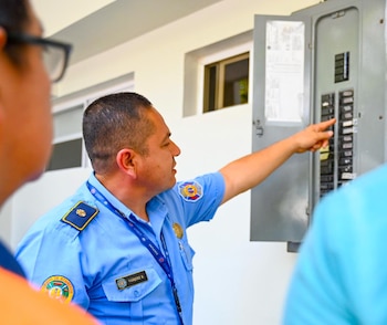 El Gobierno de El Salvador ejecuta inspecciones en restaurantes de playa El Tunco como parte del Plan Verano 2026 para reforzar la seguridad turística. (Cortesía: Secretaría de Prensa)