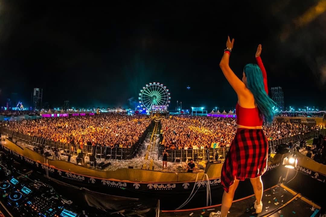 Su carrera la llevó a escenarios de prestigio mundial como Tomorrowland, Ushuaïa Ibiza, EDC Las Vegas, Dreamfields y Medusa Festival