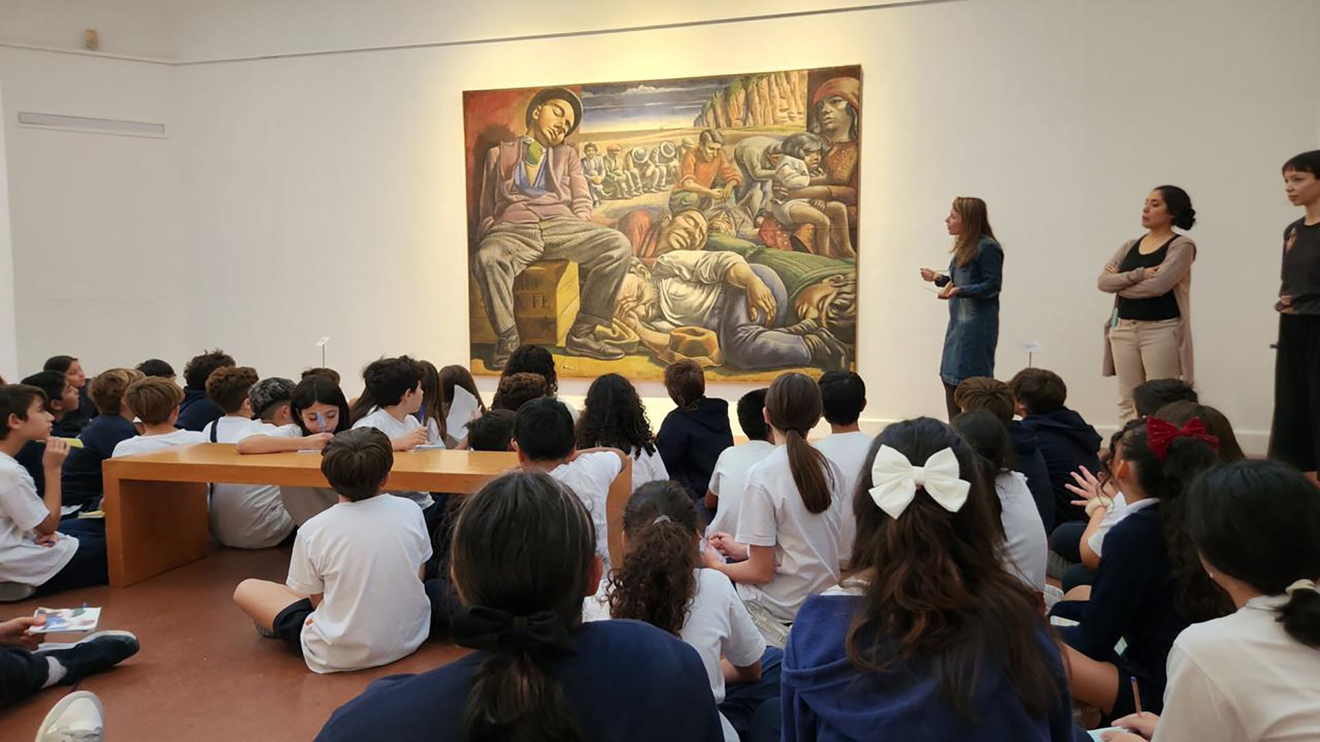 Un grupo de alumnos observan la emblemática