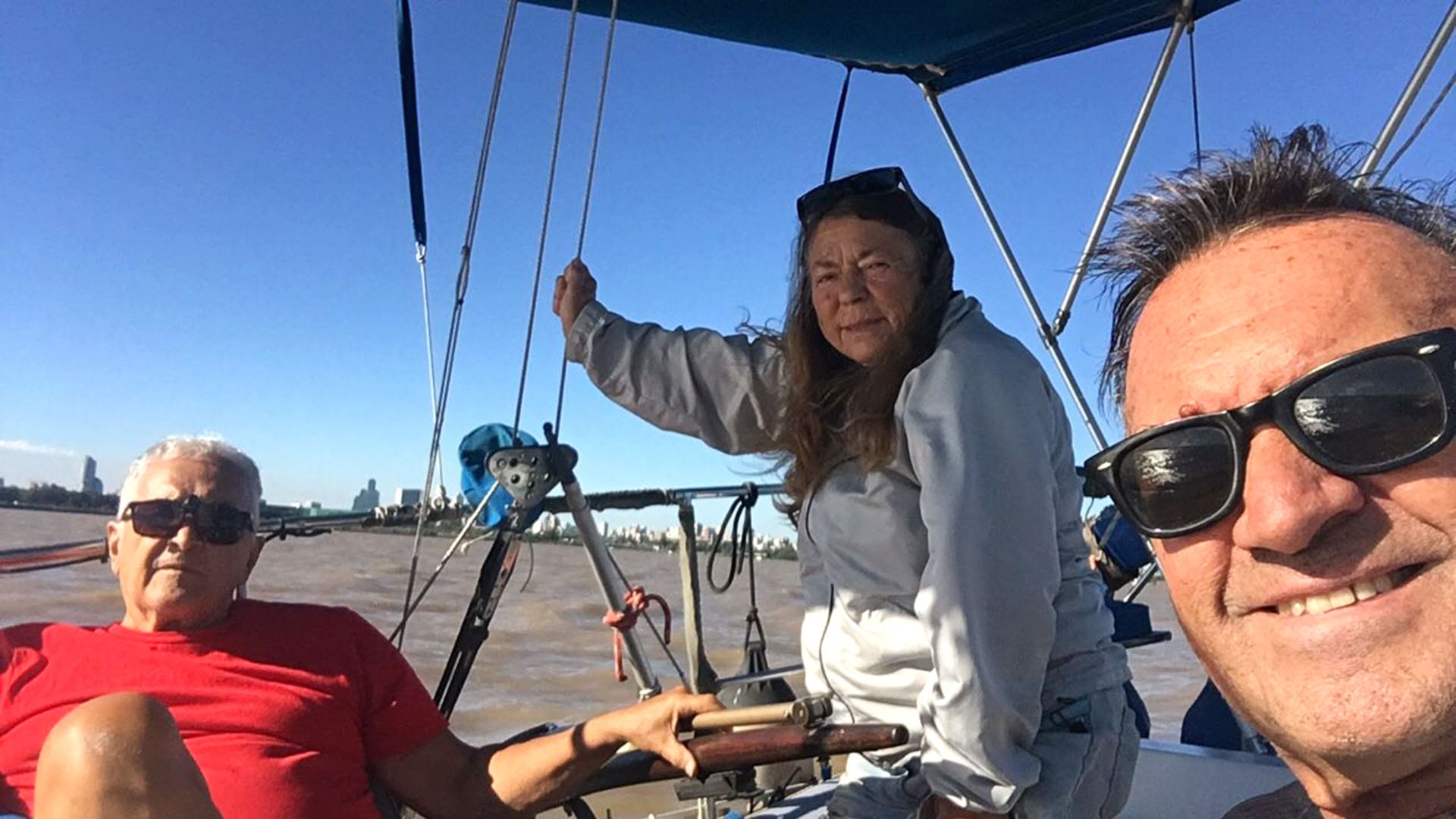 Navegando con su esposa y un amigo