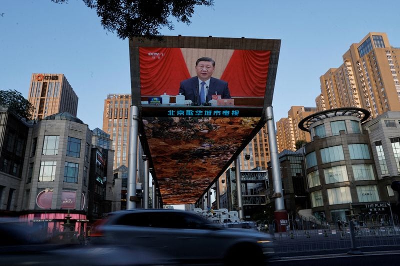 FOTO DE ARCHIVO: Una pantalla gigante muestra imágenes del presidente chino, Xi Jinping, asistiendo a la tercera sesión plenaria del XX Comité Central del Partido Comunista de China (PCCh), en Pekín, China. 18 de julio de 2024. REUTERS/Tingshu Wang/