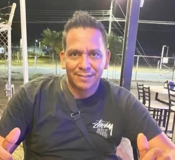 Vistiendo la camiseta de Guananoticias, el medio de comunicación que representaba con orgullo cada día, fue hallado sin vida el periodista Wilfredo Pizarro tras ser atacado a balazos (Cortesía Cañas 24/7).