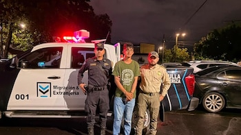 Policía captura a un guatemalteco por agredir a un creador de contenido en el Centro Histórico de San Salvador