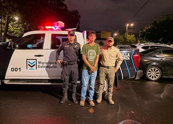 La PNC confirmó la captura de un ciudadano guatemalteco por la agresión a un creador de contenido en el Centro Histórico de San Salvador. (Foto cortesía PNC)