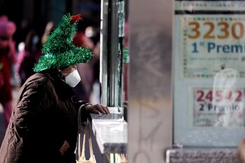 06-01-2022 Una mujer compra lotería