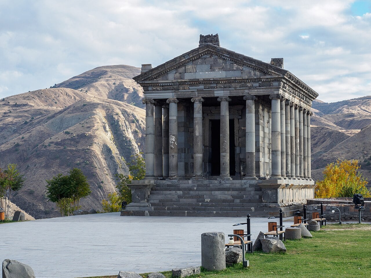 Armenia preserva en Garni un edificio de diseño grecorromano rodeado de termas, una fortaleza y un mosaico multicolor. (Wikipedia)