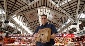 El jefe de Tecnología y Biotecnología de la Madera de Aidimme y responsable del área de I+D de Construcción en Madera, Miguel Ángel Abián, muestra uno de los sensores en el Mercado Central de València, donde se ha puesto en marcha el proyecto de forma piloto. EFE/Miguel Ángel Polo.