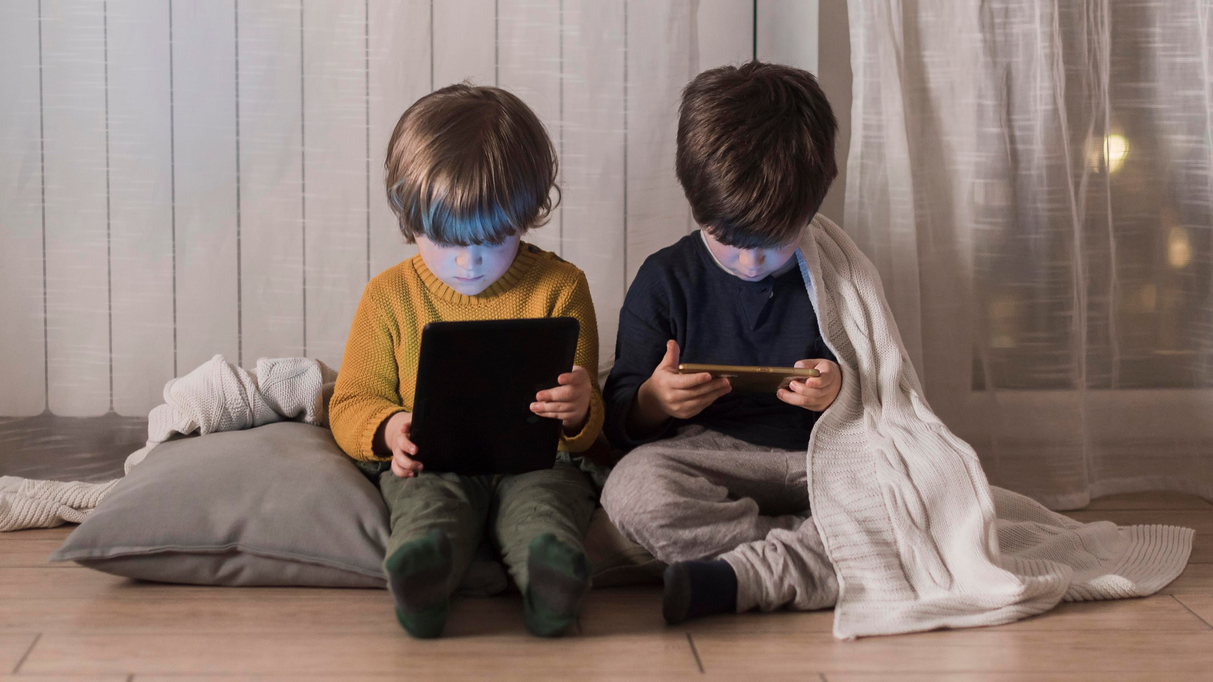 Investigadores internacionales presentan el criticoma como un nuevo marco científico para analizar la influencia de la exposición digital durante los periodos críticos de desarrollo cerebral infantil (Freepik)