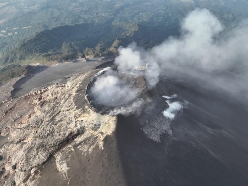 Autoridades de Guatemala mantienen la alerta por el descenso de gas y ceniza en el volcán de Fuego