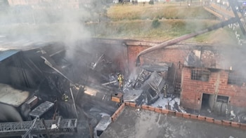Un incendio en una bodega comercial de la Avenida Ciudad Cali con Calle 17, en Bogotá, afectó un parqueadero y taller de reparación -crédito Bomberos Bogotá