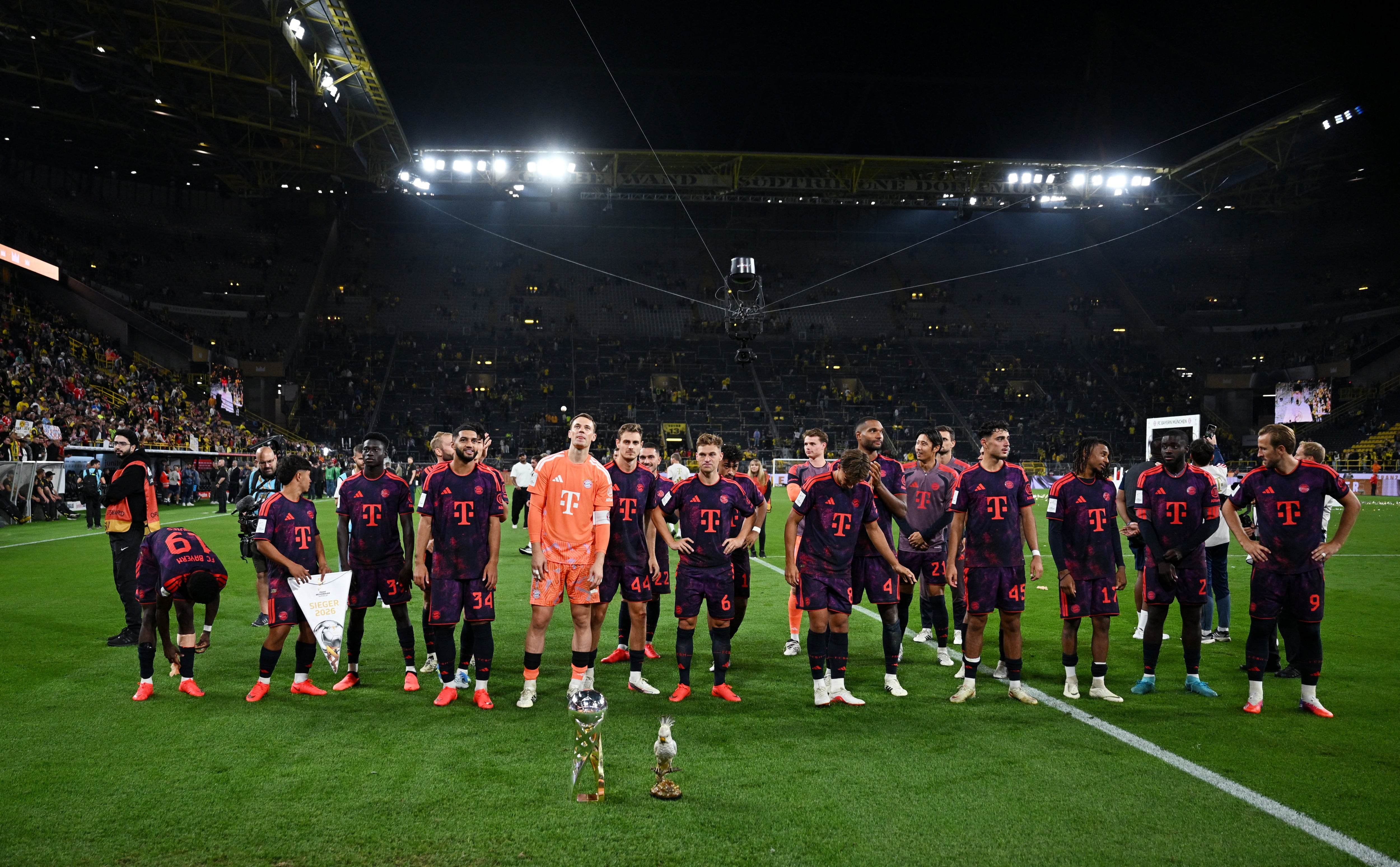 Los jugadores del Bayern Múnich celebran con el trofeo de la Supercopa DFL y la cacatúa de porcelana tras ganar la final-crédito Teresa Kroeger/REUTERS