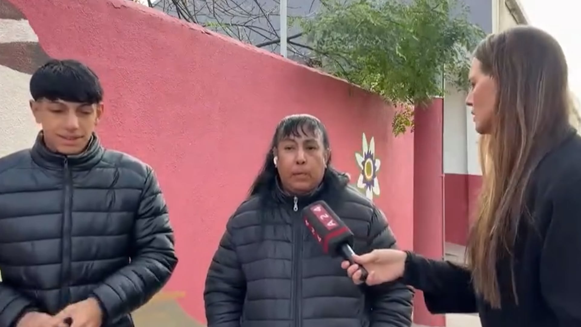 Matías, el joven filmado en el video junto a su madre, Silvia, dieron su versión de los hechos (A24)
