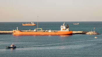 La Armada británica informa de un ataque contra un buque granelero en estrecho de Ormuz