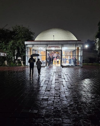 "Fantasmas del Universo" se proyecta a las 20:00 horas como segunda función de la noche. (Facebook/Planetario Luis Enrique Erro)