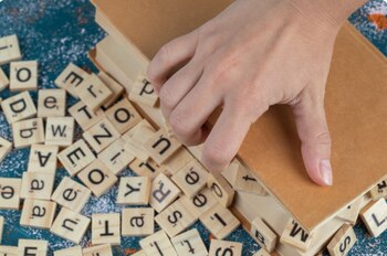 Marcas de lujo como Louis Vuitton aparecen en los primeros puestos del ranking por su compleja pronunciación para hispanohablantes - crédito Freepik