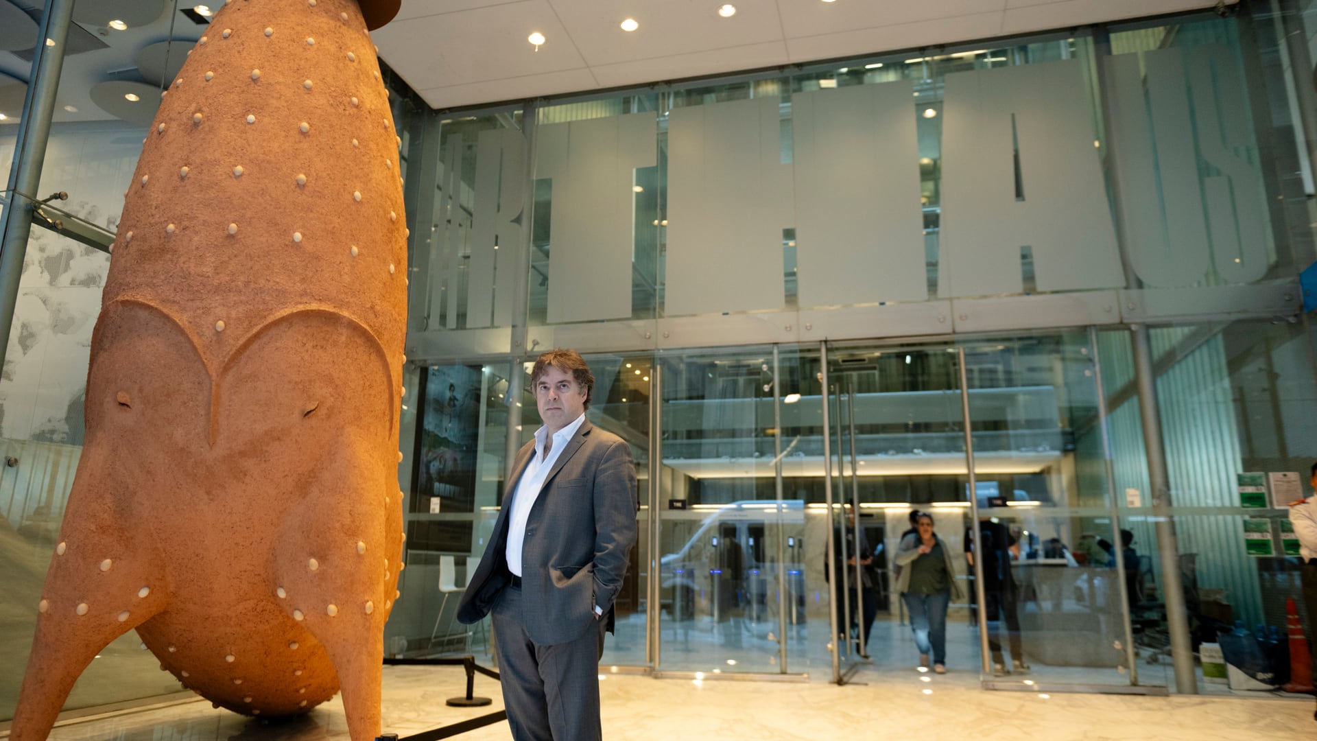 Andrés Buhar, empresario y músico, lidera Arthaus Central con una visión de riesgo y colaboraciones con artistas consagrados y emergentes