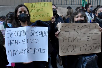 La gente protesta contra Luis Fernando Camacho, gobernador de Santa Cruz, en La Paz, el miércoles 28 de diciembre de 2022. La policía de Bolivia detuvo a Camacho, el principal líder de la oposición, por cargos de presunto terrorismo con relación a la crisis de 2019. (AP Foto/José Lavayen)