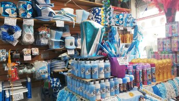 Vuvuzelas, cornetas, pinturas, collares, gorros,