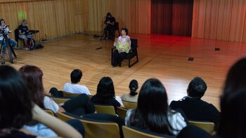 Visiblemente emocionada, Dora relató a