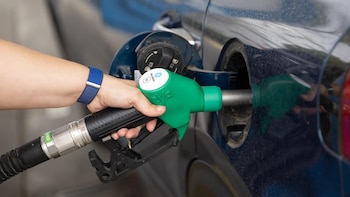El precio del petróleo vuelve a escalar hasta los 107 dólares tras el cierre de un oleoducto en Arabia Saudí