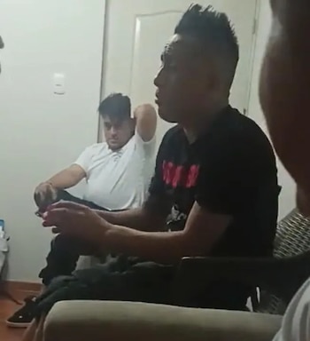 Christian Cueva durante una reunión