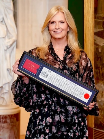 Penny Lancaster anunció que organizará una subasta benéfica junto a Phil Collins. (Instagram)