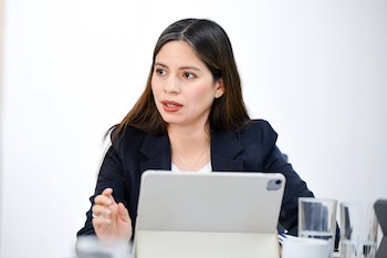 Bessy Guzmán, directora del FONAT, destaca que el 40 % de los fallecidos en accidentes viales son motociclistas. (Cortesía: Viceministerio de Transporte)