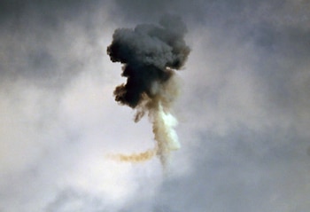 Esta fotografía muestra a la defensa antiaérea ucraniana disparando contra un dron ruso sobre Kiev durante un ataque con drones a la capital ucraniana el 30 de agosto de 2026. Al volar a varios kilómetros de altitud y a una velocidad cercana a la de un avión comercial, los nuevos drones de propulsión a chorro de Moscú están causando estragos en las ya sobrecargadas defensas aéreas de Kiev (Sergei Supinsky/AFP)