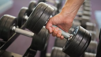 4 ejercicios con mancuernas que