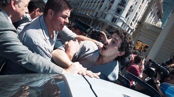 Lo metieron en un patrullero