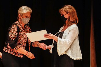 Karin Raise, de PWC, entregando