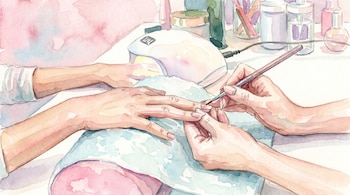 Manos de una manicurista aplicando esmalte a las uñas de una clienta, con lámpara ultravioleta y productos en un salón.