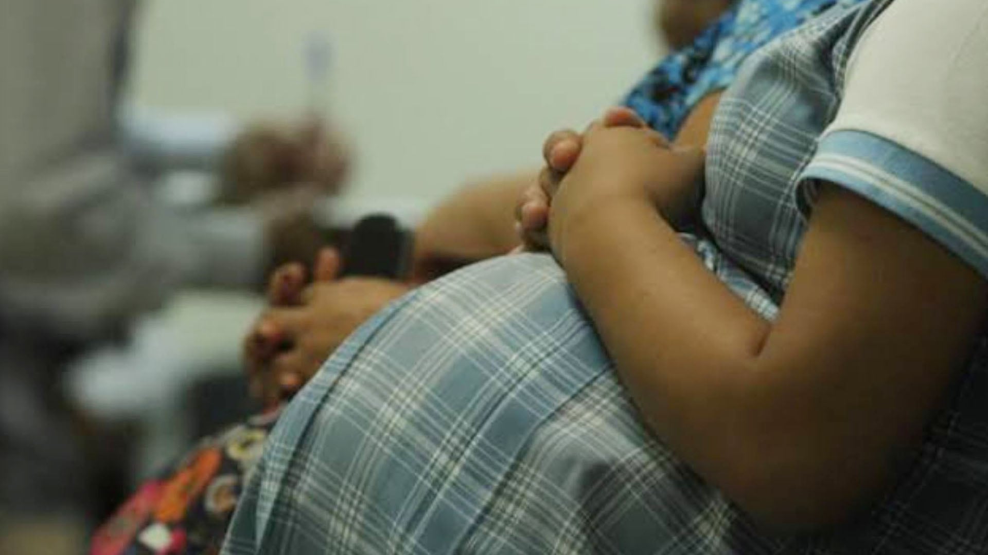 Durante 2025, 51 niñas que ya habían sido madres registraron un nuevo embarazo, un dato que mantiene las alertas sobre la protección de las menores -crédito Andina