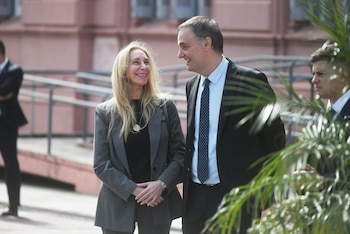 La secretaria general de la Presidencia, Karina Milei, junto al jefe de Gabinete, Manuel Adorni, en Casa Rosada