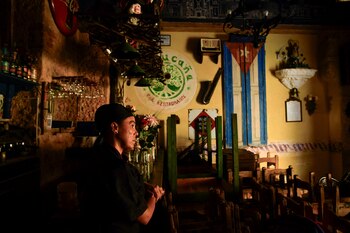 Una empleada del restaurante Cucana que debió cerrar debido a la falta de energía eléctrica en La Habana (REUTERS/Norlys Perez)