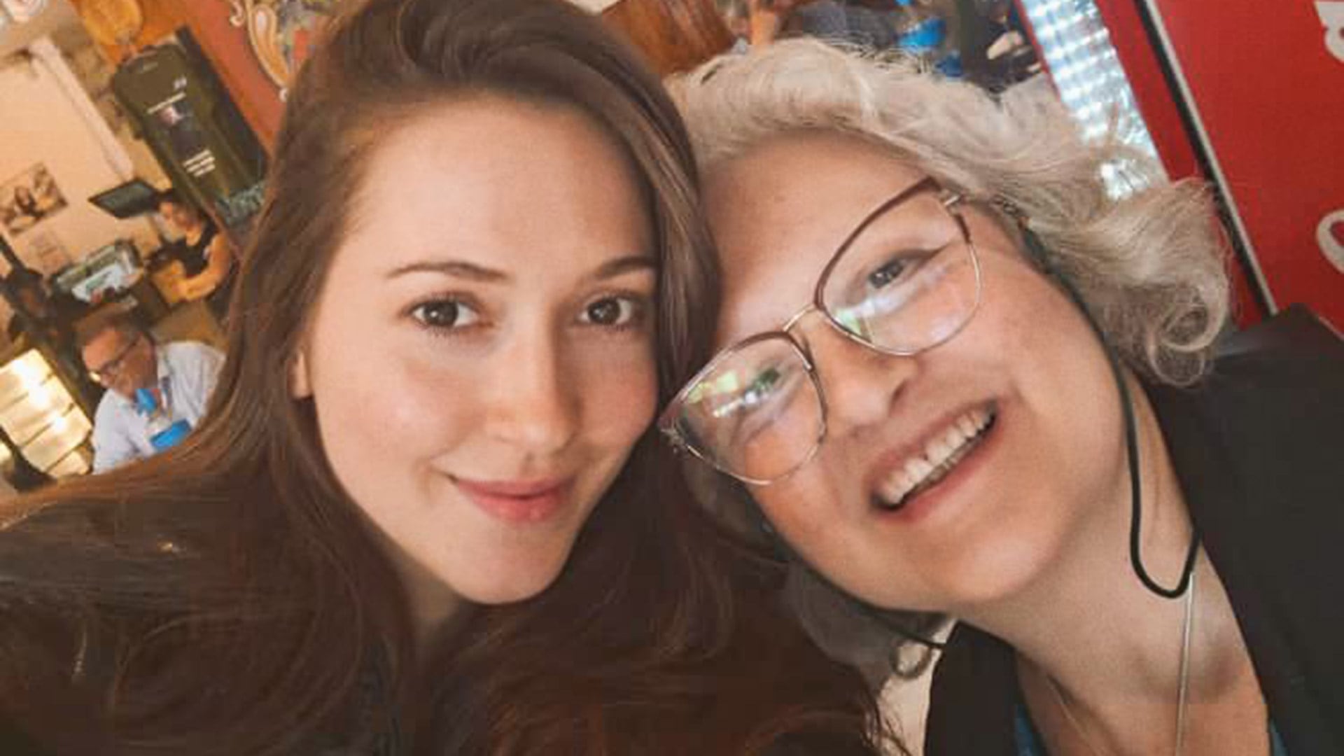 Dai Hernández junto a su mamá