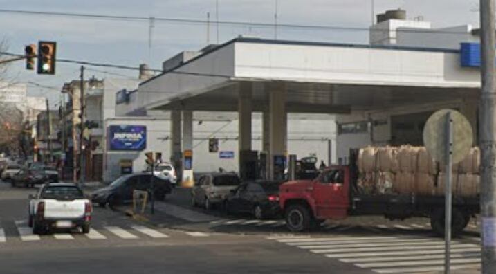 La estación de servicio de Chilavert y la avenida General Paz donde detectaron los policías el auto robado