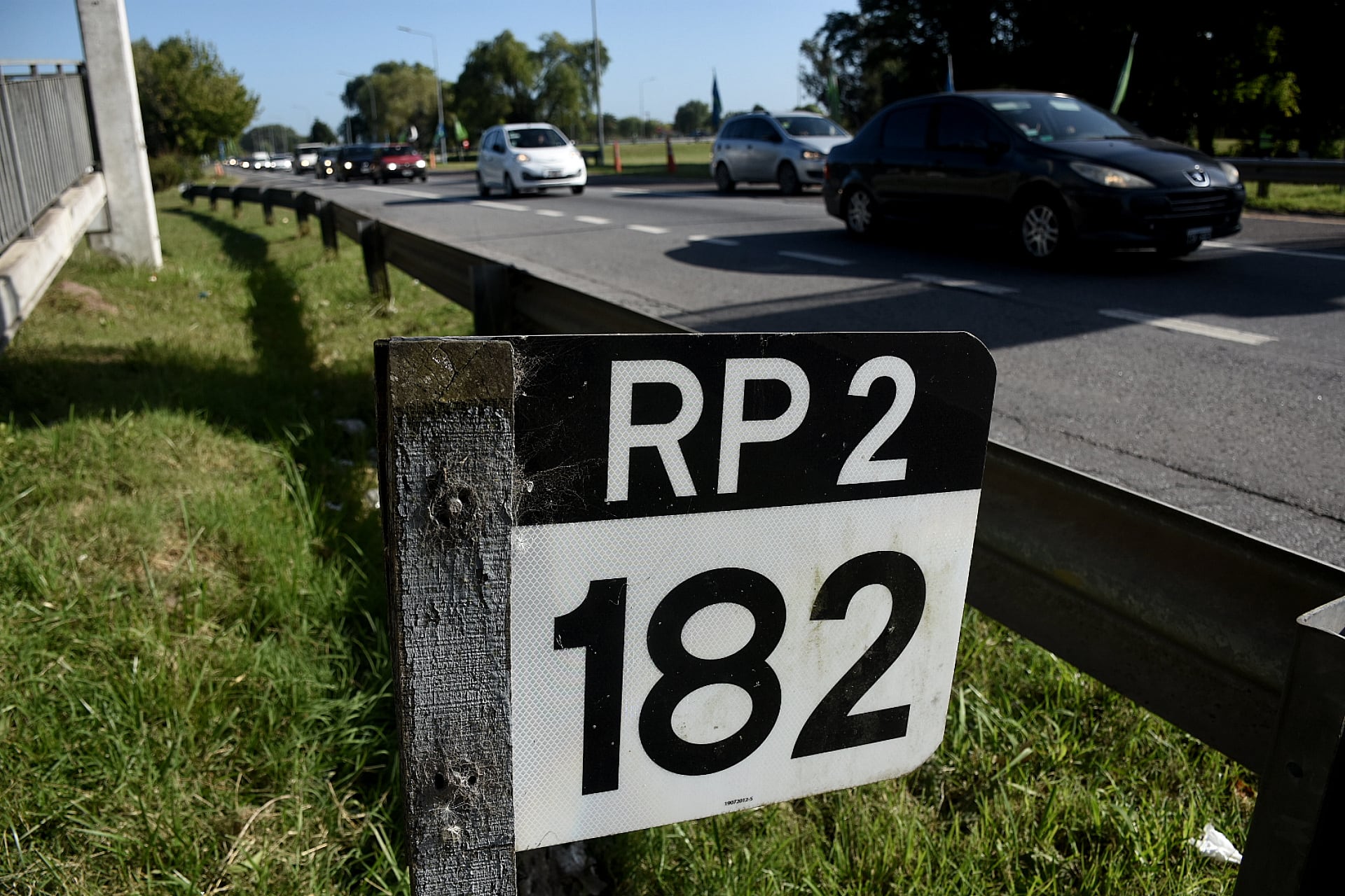 La ruta provincial 2 atraviesa muchas zonas urbanas con cruces a nivel. Eso genera muchos cambios de velocidad máxima. (Nicolás Stulberg)
