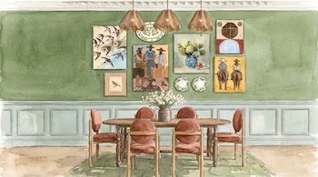 Habitación con pared verde, zócalo gris, mesa de madera ovalada, seis sillas, tres lámparas colgantes, jarrón con flores, ocho cuadros y tres platos decorativos.