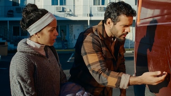 Melissa Leo y Jacob Scipio enfrentan a una entidad imparable en ‘El pasajero del diablo’