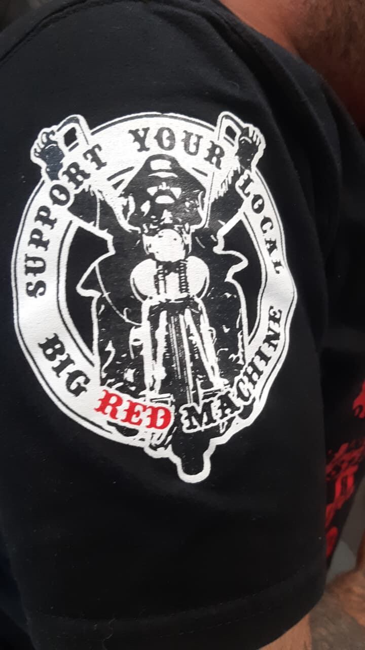 El logo que llevaban los motoqueros detenidos