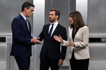 Ana Blanco junto a Pedro Sánchez y Pablo Casado. (PIERRE-PHILIPPE MARCOU/AFP)