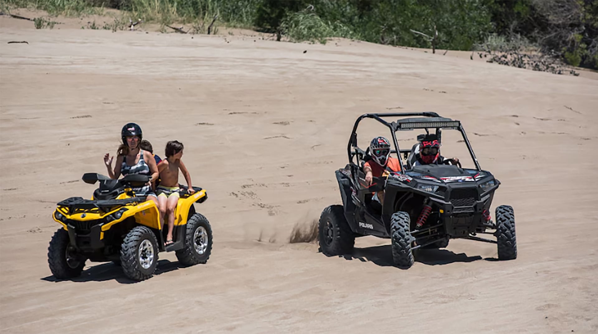 La presencia de menores de edad sin protección sobre los vehículos es una constante en la Frontera