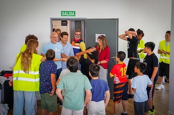 Luis de la Fuente visita por sorpresa a los desalojados por el incendio acogidos en La Marazuela.
REMITIDA / HANDOUT por AYUNTAMIENTO DE LAS ROZAS
Fotografía remitida a medios de comunicación exclusivamente para ilustrar la noticia a la que hace referencia la imagen, y citando la procedencia de la imagen en la firma
26/7/2026