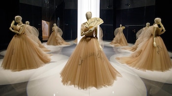 Diseños de Maria Grazia Chiuri en el Victoria and Albert museum de Londres (Photo by Tolga Akmen / various sources / AFP)