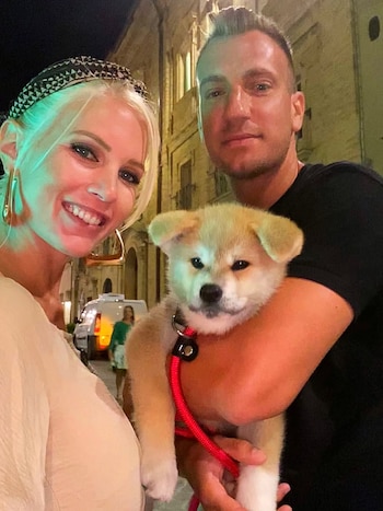 La pareja suma a su mascota en la escena familiar